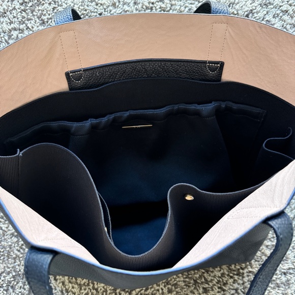 Cuyana Classic Structured Leather Tote with canvas insert - Picture 14 of 15